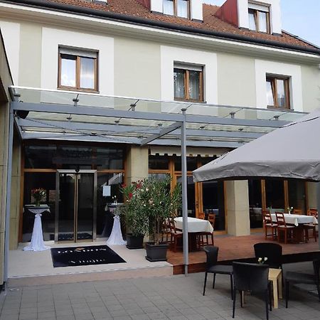 London Boutique Hotel & Restaurant Трнава Екстер'єр фото