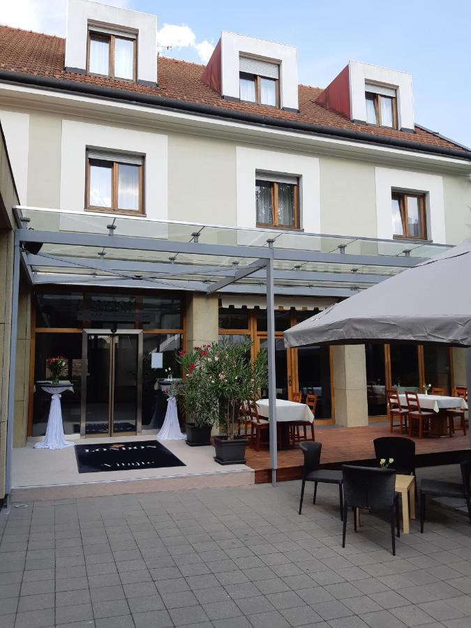 London Boutique Hotel & Restaurant Трнава Екстер'єр фото